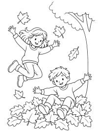Kinderen springen in herfstbladeren
