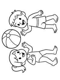 Twee kinderen spelen met een strandbal